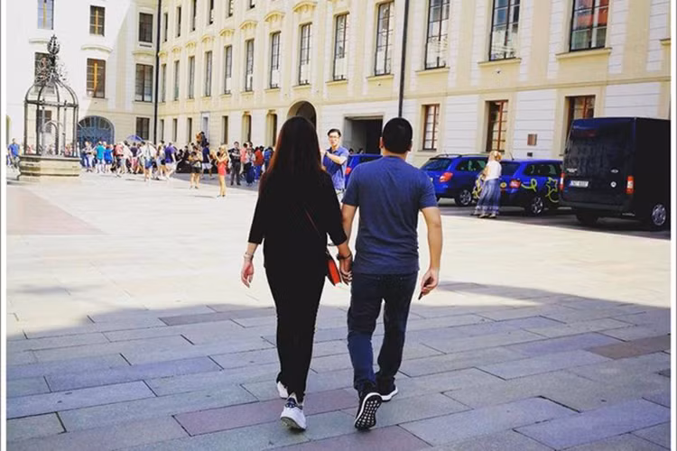 Anh từng viết: “Không thể dùng lời để biểu đạt cảm xúc. Yêu. Cảm ơn tình yêu của em” hay “Chúc mừng sinh nhật em, cảm ơn khi em và con đã đến với cuộc sống của anh”.