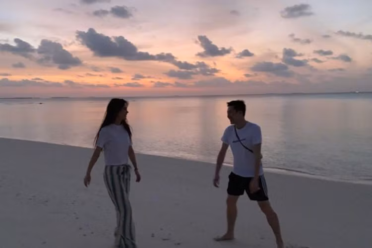 Tháng 2/2019, nữ diễn viên gây chú ý khi đăng tải hình ảnh bên một người đàn ông lạ mặt. Giữa đồn đoán của dân mạng, cô lập tức xác nhận đây chỉ là quản lý của mình.