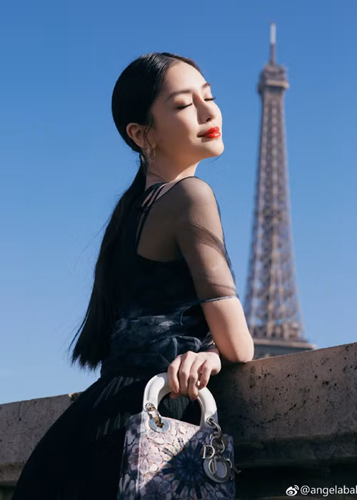 Sau khi lên xe hoa rồi sinh con, Angelababy ngày càng đẹp mặn mà.