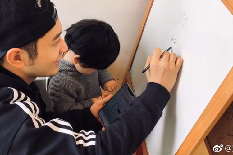 Ở nhà, Huỳnh Hiểu Minh cùng con trai chuẩn bị một món quà cho Angelababy.