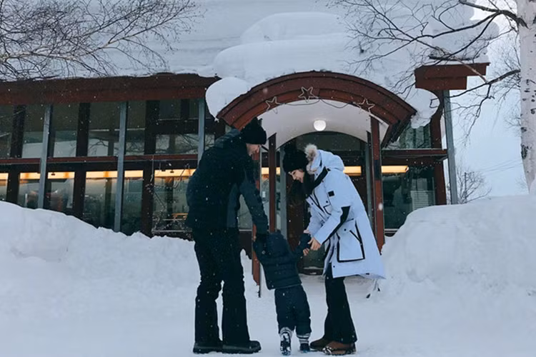 Đã lâu lắm rồi vợ chồng Huỳnh Hiểu Minh không cùng xuất hiện bên con trai.