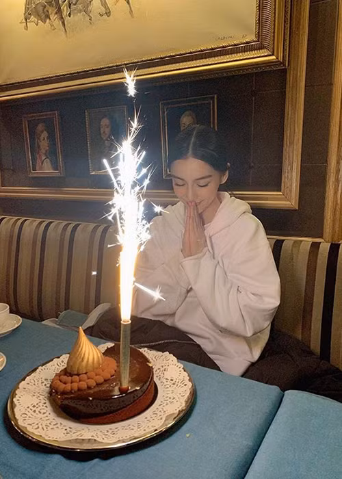 Huynh Hieu Minh tang qua cho vo sau on ao ly hon