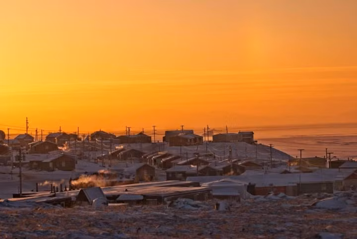 Hồ Angikuni nằm ở khu vực Kivalliq tại Nanuvut, phía bắc Canada. Năm 1930, một người đàn ông tình cờ lạc vào một ngôi làng bỏ hoang gần hồ nước này. Điều rùng rợn là trong ngôi làng này không có một ai và người ta cũng không biết họ đã đi đâu. Mọi thứ trong nhà từ các công việc nhà đến thức ăn đầu có vẻ như đang dang dở trước khi con người biến mất.