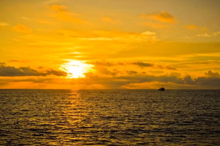 Biển Quỷ hay còn gọi là Tam giác Rồng ở Nhật Bản nổi tiếng với những vụ tai nạn kỳ lạ khi mà những con tàu đều mất tích không lý do. Năm 1952, chính phủ Nhật Bản đã cử một nhóm 30 người tới đây điều tra xem chuyện gì đã xảy ra nhưng chính những người này cũng trở thành nạn nhân của vùng biển huyền bí này.