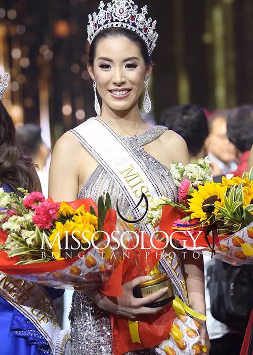 Vượt mặt tình cũ tin đồn của Kim Lý và nhiều mỹ nhân khác để đội vương miện Hoa hậu Toàn cầu 2018 là Sophia Ng - người đẹp đến từ Hong Kong.