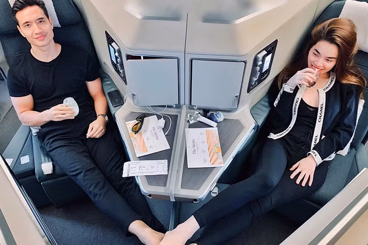 Trước nghi vấn làm đám cưới với Kim Lý vào tháng 3 tới đây, Hà Hồ phủ nhận. Cụ thể, khi ca sĩ Hồng Ngọc để lại bình luận chúc mừng, vợ cũ của Cường Đô la phản hồi rằng cô chỉ chuẩn bị ra một sản phẩm.