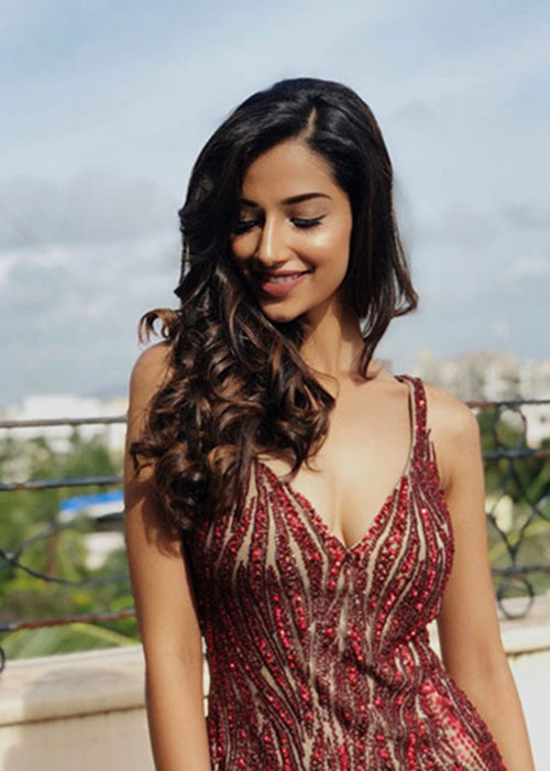 Meenakshi gây ấn tượng nhờ sở hữu gương mặt đẹp tựa "nữ thần" với nụ cười tỏa nắng luôn thường trực trên môi.