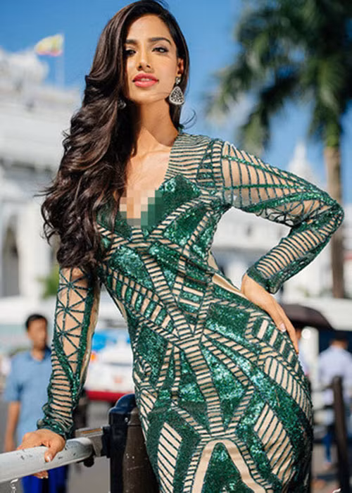 Meenakshi Chaudhary đã vượt mặt nhiều đối thủ nặng ký khác như H'hen Niê, đương kim Hoa hậu Hoàn vũ Thế giới Catriona Gray...