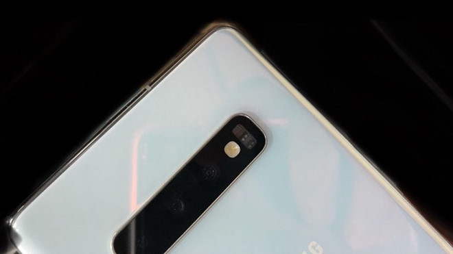 Hôm qua, Evan Blass đã đăng tải trên Twitter hình ảnh chụp chiếc smartphone được cho là Galaxy S10. Đây là phiên bản màu trắng ngọc trai (Pearl White) với 3 camera ở mặt lưng. Ảnh chụp rất rõ cụm camera có 3 ống kính, đèn flash và cảm biến được đặt trong một khung chữ nhật màu đen cùng với một phần nhỏ logo Samsung.