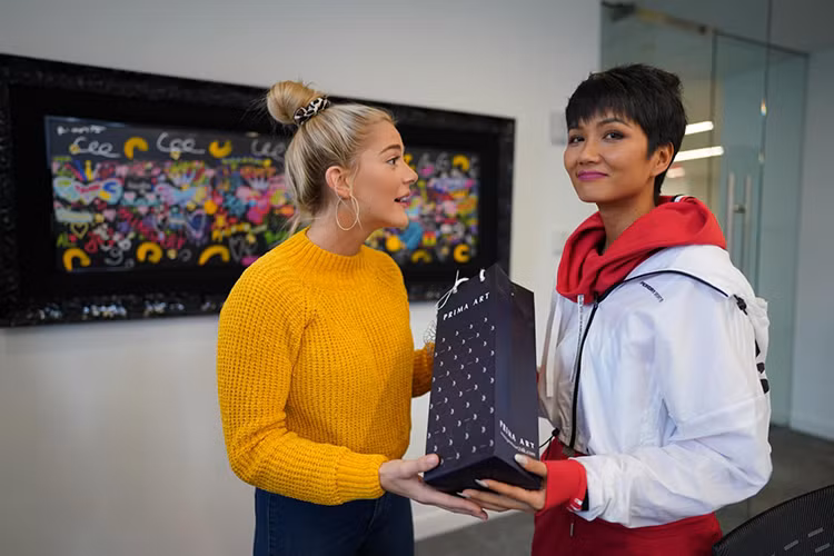 H'hen Niê và Sarah đều vui vẻ trong lần hội ngộ mới nhất.