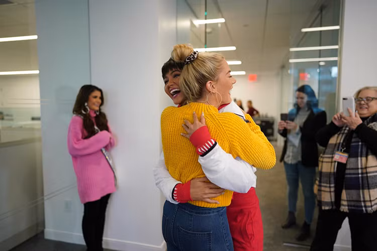 H’hen Nie chuc mung Hoa hau My dinh hon khi hoi ngo