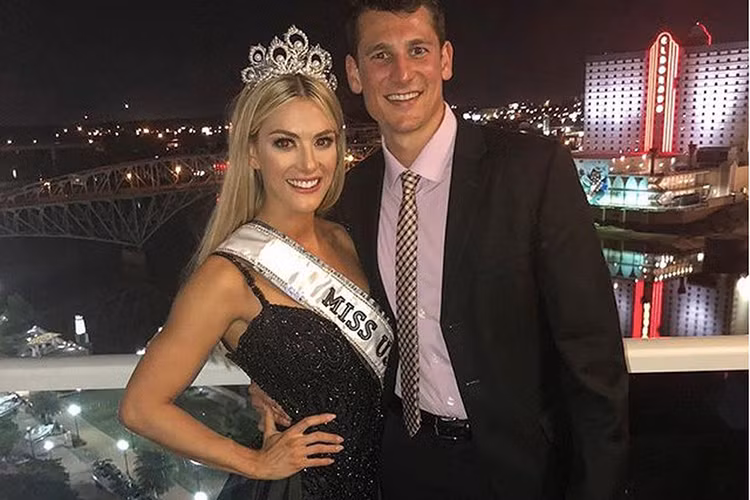 Sau cuộc thi Hoa hậu Hoàn vũ Thế giới 2018, Sarah đã được bạn trai cầu hôn. Người đẹp tiết lộ sau khi hết nhiệm kỳ, cô sẽ lên xe hoa.