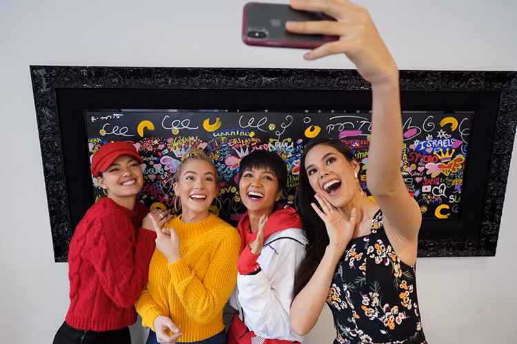 Đối với H'hen Niê, Catriona Gray giống như một người chị em thân thiết.