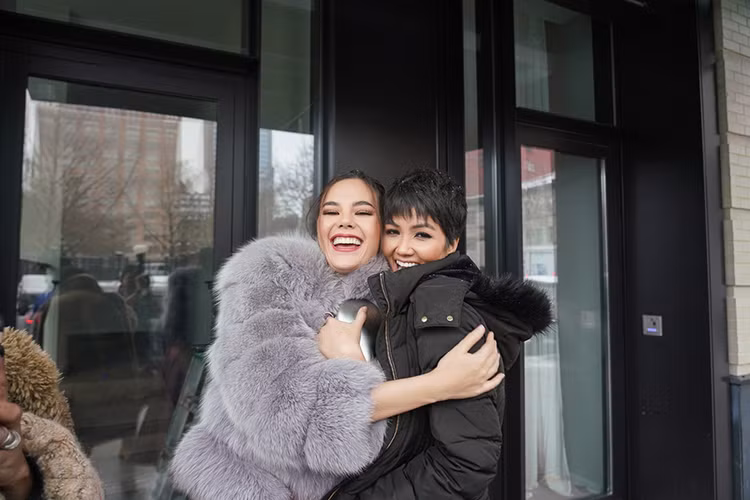 Trước đó, H'hen Niê và Catriona Gray cùng góp mặt trong một show diễn thuộc khuôn khổ Tuần lễ Thời trang New York.