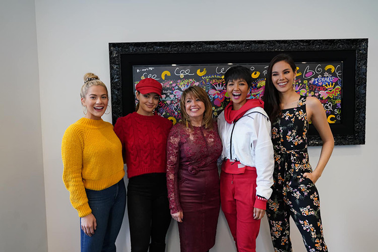 Người đẹp dân tộc Ê-đê cũng tái ngộ đương kim Hoa hậu Hoàn vũ Thế giới Catriona Gray.