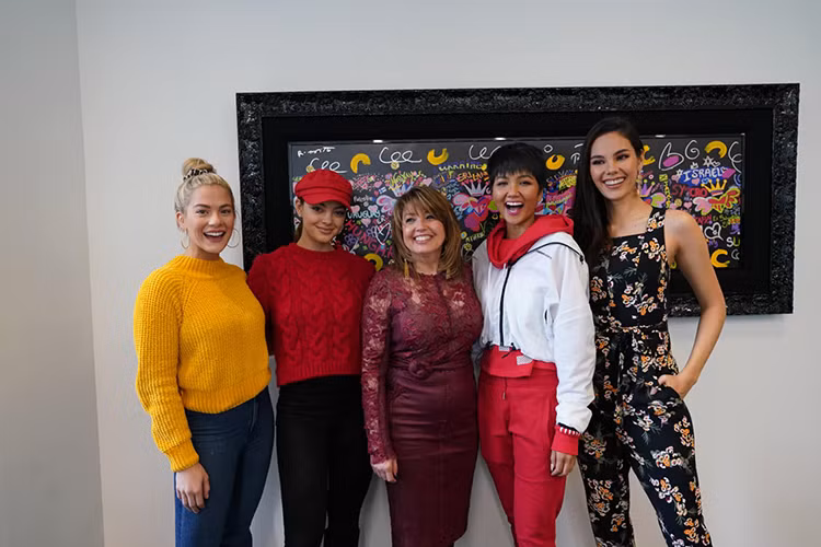 Người đẹp dân tộc Ê-đê cũng tái ngộ đương kim Hoa hậu Hoàn vũ Thế giới Catriona Gray.