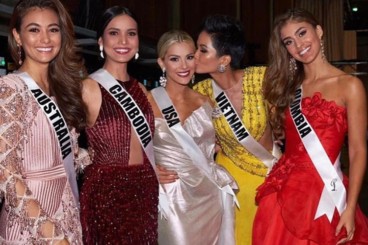 Còn nhớ, tại cuộc thi Hoa hậu Hoàn vũ Thế giới 2018, Sarah bị antifan công kích sau lời chê H'hen Niê nói tiếng Anh kém.