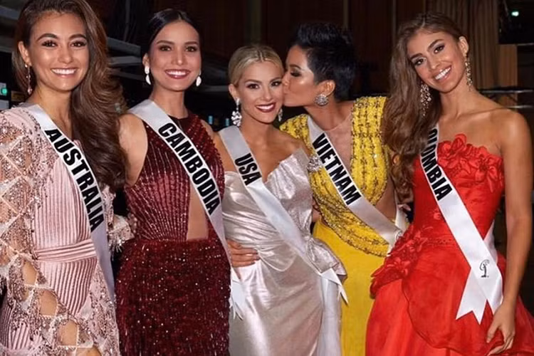 Còn nhớ, tại cuộc thi Hoa hậu Hoàn vũ Thế giới 2018, Sarah bị antifan công kích sau lời chê H'hen Niê nói tiếng Anh kém.