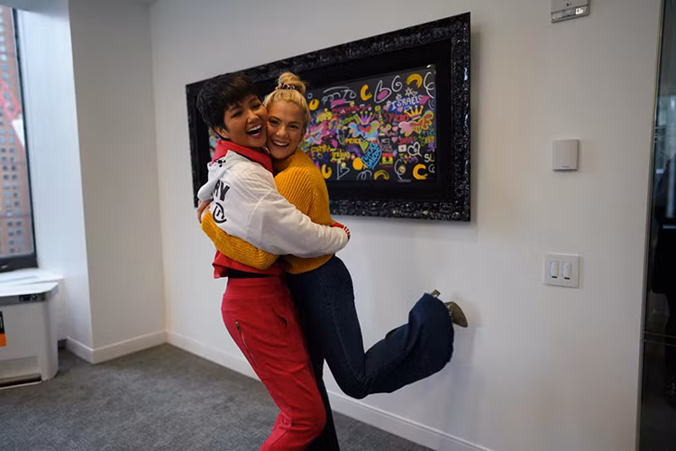 2 người đẹp bước ra từ cuộc thi Hoa hậu Hoàn vũ Thế giới 2018 ôm chầm lấy nhau trong khoảnh khắc hội ngộ.