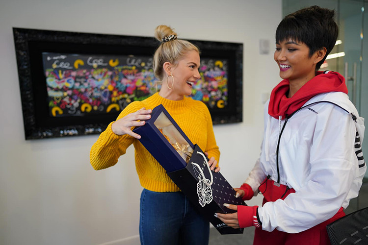 Trước ngày gặp H'hen Niê, Sarah bày tỏ rất nhớ những lần cả hai cười vui vẻ bên nhau, về câu chuyện của H'hen Niê.