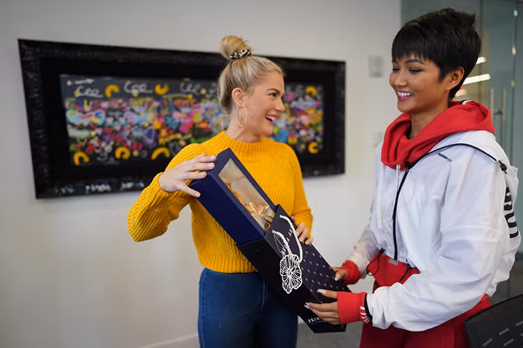 Trước ngày gặp H'hen Niê, Sarah bày tỏ rất nhớ những lần cả hai cười vui vẻ bên nhau, về câu chuyện của H'hen Niê.