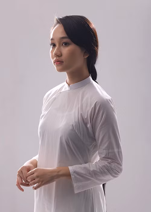 Trúc Anh sở hữu gương mặt đẹp thuần Việt, trong sáng phù hợp với vai thiếu nữ ở thập niên 70, e ấp mà khát khao, bướng bỉnh.