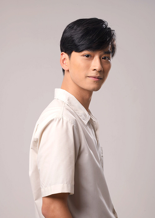 Trần Nghĩa có vẻ nho nhã đúng chất “thầy giáo Ngạn,” coi nhẹ vật chất, sống chết với tình yêu lý tưởng của mình.