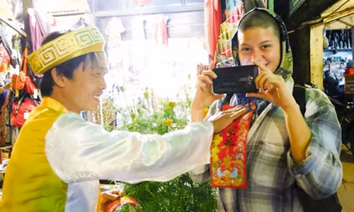 Chuyen Tay an Tet Ky Hoi o pho Hoi