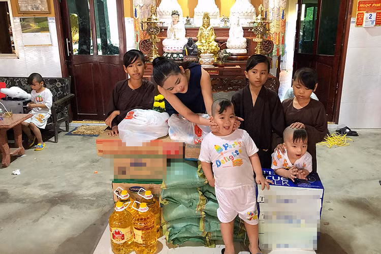 Người đẹp đã đến thăm các em nhỏ mồ côi được nuôi dưỡng trong một ngôi chùa ở huyện Cai Lậy, Tiền Giang. Ảnh: FBNV