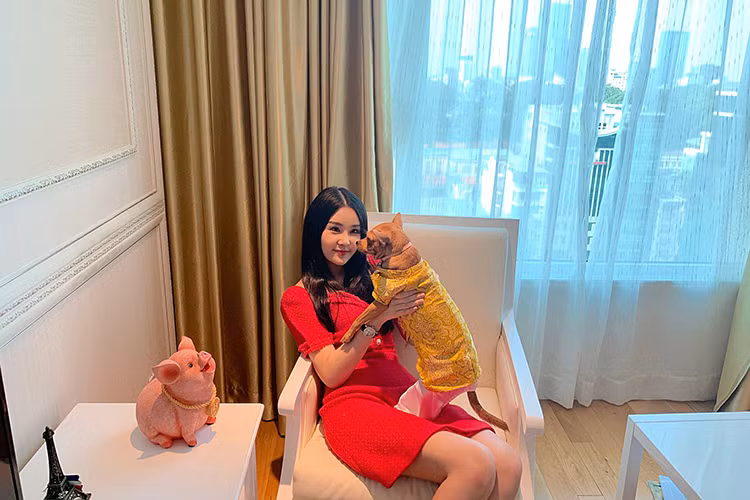 Giữa ồn ào thi chui, đoạt giải, người đẹp sinh năm 1995 vẫn vui vẻ đón Tết Nguyên Đán bên gia đình. Ảnh: FBNV