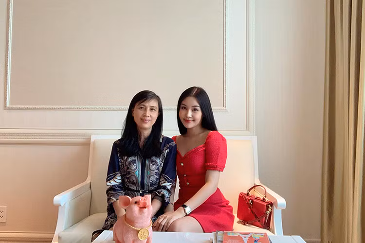 Hình ảnh Ngân Anh tươi tắn bên mẹ trong ngày đầu năm. Ảnh: FBNV