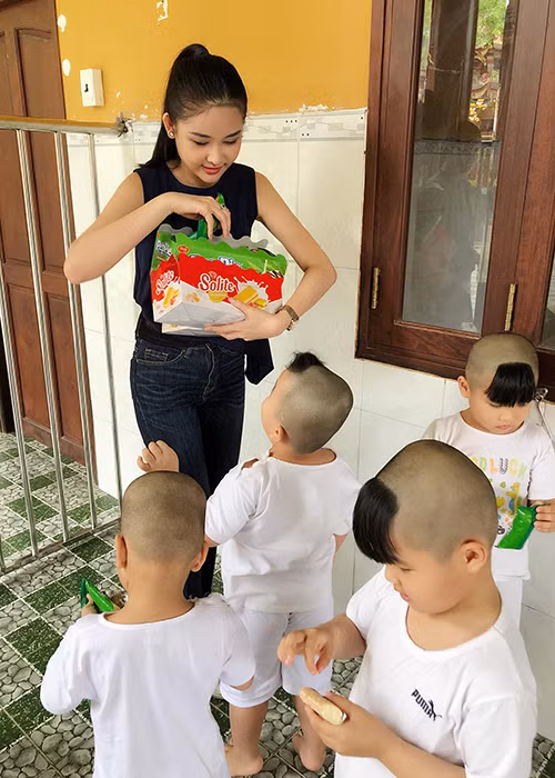 Hiện tại, vẫn chưa có thông tin cụ thể về việc Ngân Anh sẽ bị Cục Nghệ thuật Biểu diễn xử phạt ra sao khi cô bất chấp thi quốc tế. Ảnh: FBNV Xem video "Ngân Anh bị tố mua giải, biết trước câu hỏi thi ứng xử Hoa hậu Liên lục địa 2018". Nguồn Youtube/vtc