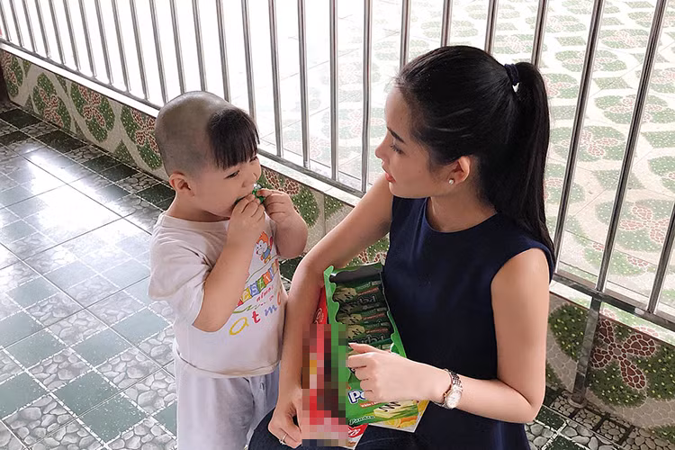 Cận Tết, Ngân Anh đã dành thời gian đi từ thiện. Ảnh: FBNV