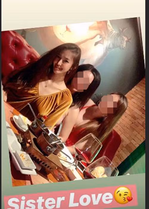 Linh Chi đóng Facebook nhưng vẫn sử dụng Instagram. Mới đây, cô chia sẻ hình ảnh vui vẻ bên bạn bè.