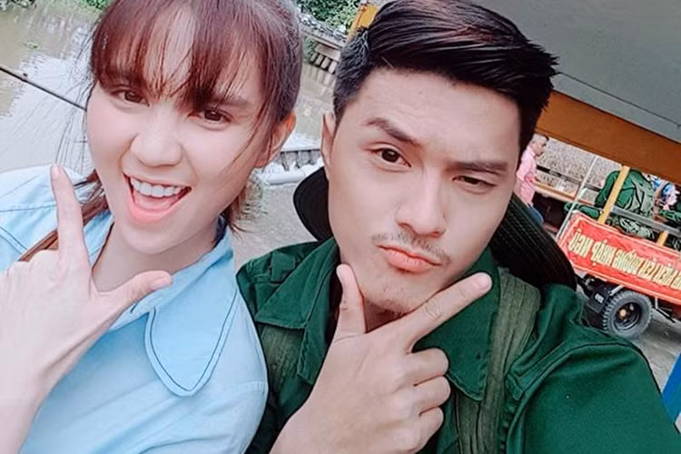 Đóng cùng Lâm Vinh Hải trong "Vu quy đại náo", Ngọc Trinh chia sẻ trên Vietnamnet rằng cô không để ý hay bàn cãi về những tranh cãi của dân mạng.