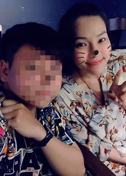 Cô vẫn vui vẻ đi chơi cùng bạn bè.