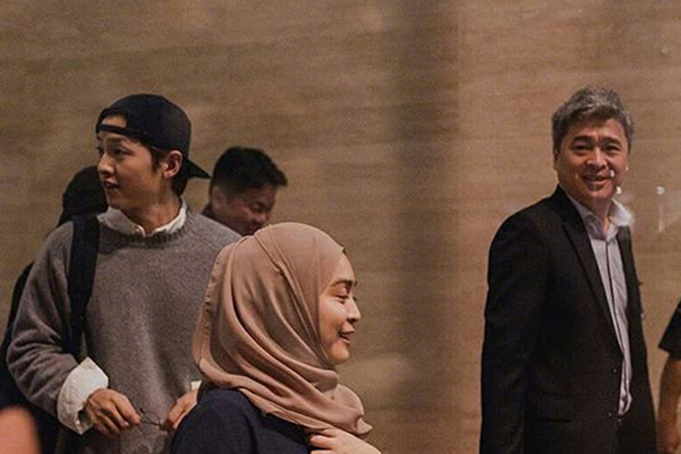 Hình ảnh mới nhất của Song Joong Ki được người hâm mộ ghi lại. Ảnh: Sina