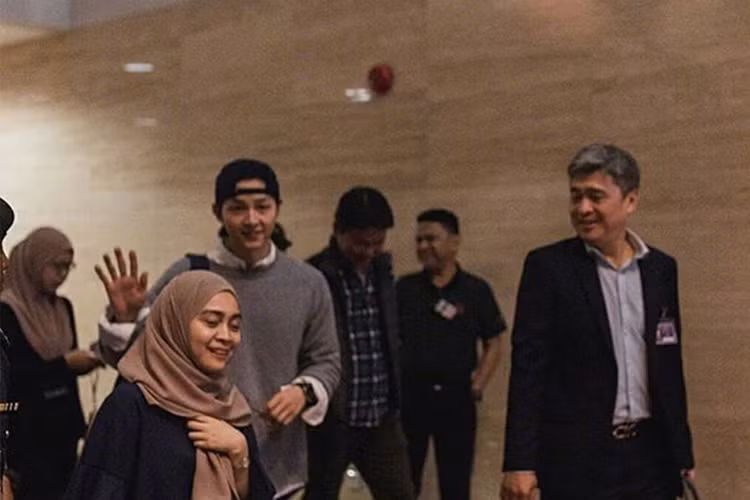 Tài tứ xứ Hàn sang Brunei cùng đoàn làm phim để ghi hình bộ phim “Asadal”. Ảnh: Sina