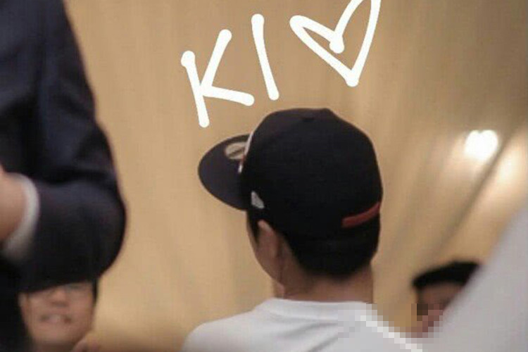 Mới đây, hình ảnh cặp đôi diễn viên phim "Hậu duệ mặt trời" cùng dự tiệc nhưng lại ngồi cách xa nhau gây chú ý. Ảnh: Sina