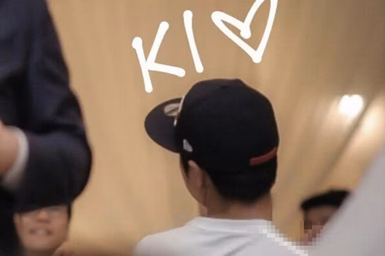 Mới đây, hình ảnh cặp đôi diễn viên phim "Hậu duệ mặt trời" cùng dự tiệc nhưng lại ngồi cách xa nhau gây chú ý. Ảnh: Sina