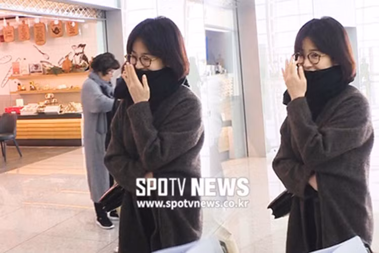 Trước khi phủ nhận tin đồn ly hôn, Song Hye Kyo liên tục bị soi không còn đeo nhẫn cưới. Ảnh: Spotvnews