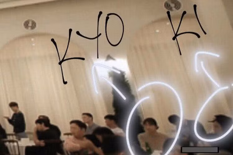 Lâu nay, Song Joong Ki và bà xã luôn gắn bó không rời. Ảnh: Sina