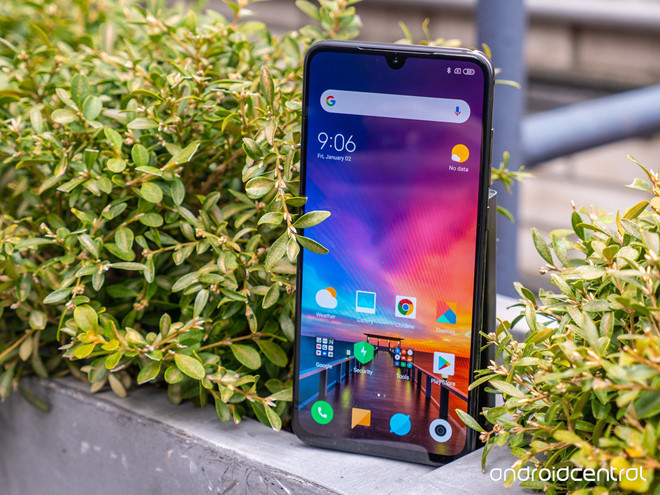 Máy có màn hình AMOLED 6,4 inch Full HD+, tỉ lệ 18.5:9. Viền màn hình của Mi 9 được làm mỏng. Theo Android Central, màn hình của Mi 9 hiển thị tốt kể cả ngoài trời.