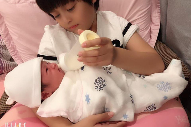 Bé Cà Phê - con trai đầu lòng của Thanh Thúy phụ giúp bố mẹ chăm em trai nhỏ.