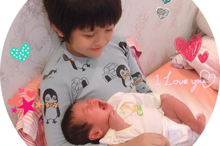 Bé Cà Phê được nhận xét là bản sao của mẹ còn bé Thiên Phú giống bố như tạc.