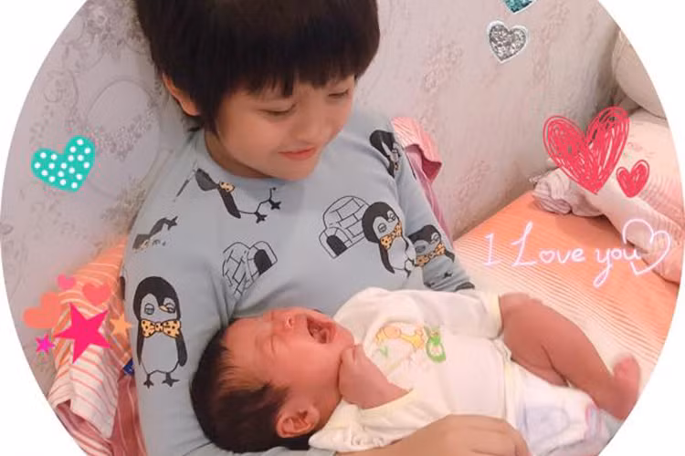 Bé Cà Phê được nhận xét là bản sao của mẹ còn bé Thiên Phú giống bố như tạc.