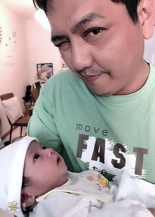 Đức Thịnh thường xuyên giúp Thanh Thúy chăm sóc cậu con trai mới sinh.