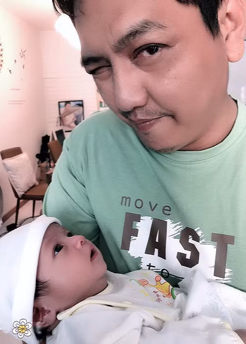 Đức Thịnh thường xuyên giúp Thanh Thúy chăm sóc cậu con trai mới sinh.