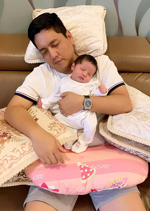 Khoảnh khắc đáng yêu của nam đạo diễn phim "Trạng quỳnh" bên con trai.