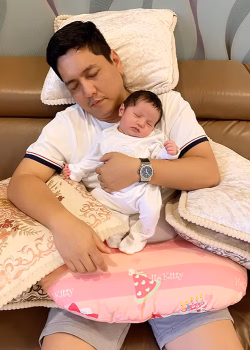 Khoảnh khắc đáng yêu của nam đạo diễn phim "Trạng quỳnh" bên con trai.